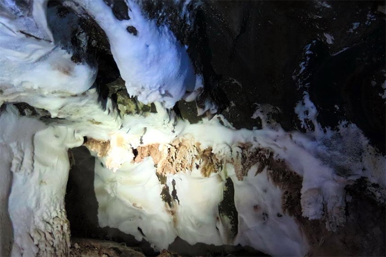 جاذبه های گردشگری جزیره هرمز | غار الهه نمک فیروزه‌ ای (غار الهه نمکی) | مهاجر سیر ایرانیان